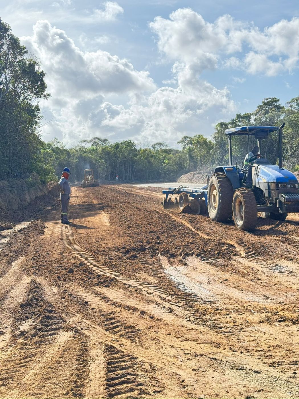 Trator preparando terreno