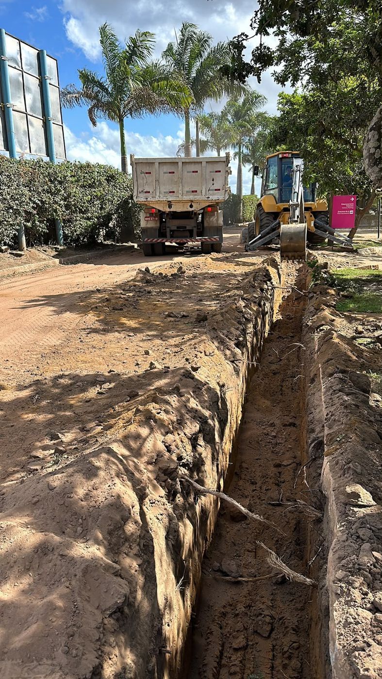 Caminhão e vala em obra