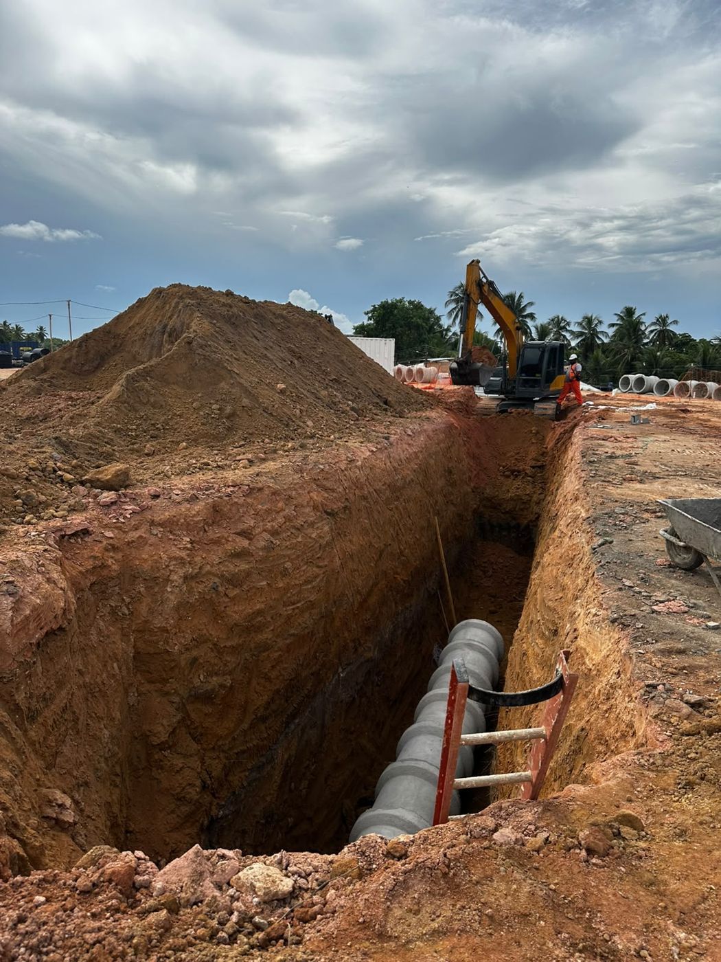 Tubulação de drenagem instalada em vala