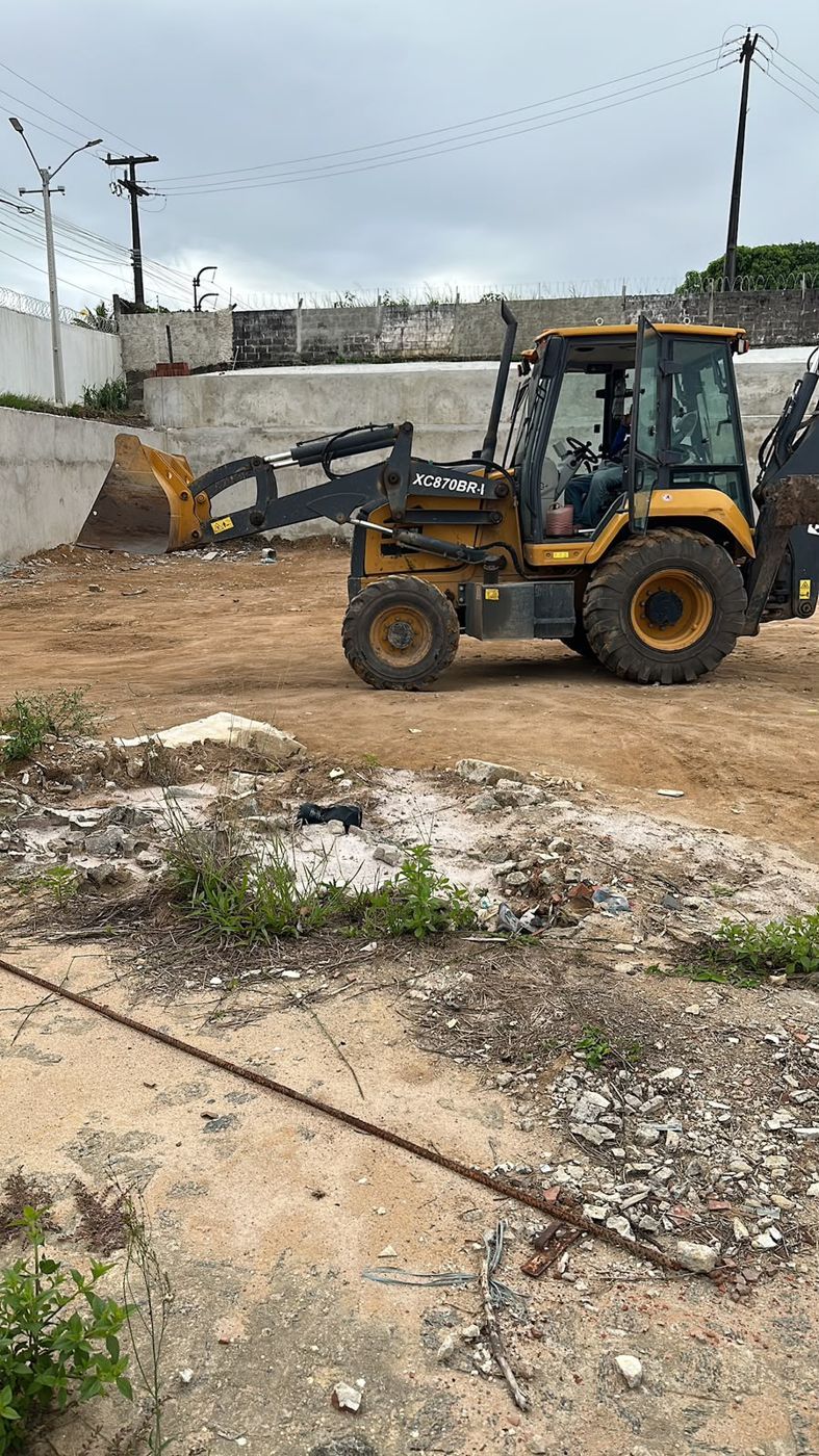 Retroescavadeira em obra