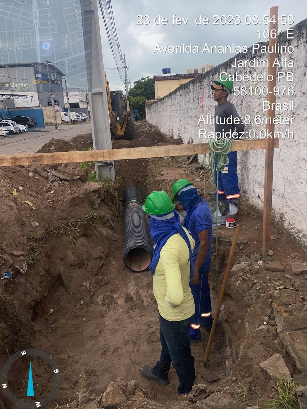 Equipe instalando tubulação de drenagem
